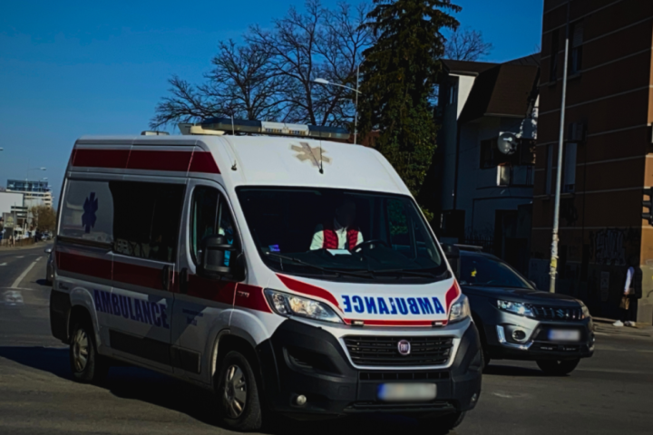 Požar u Sremčici: Jedna osoba poginula, troje povređeno