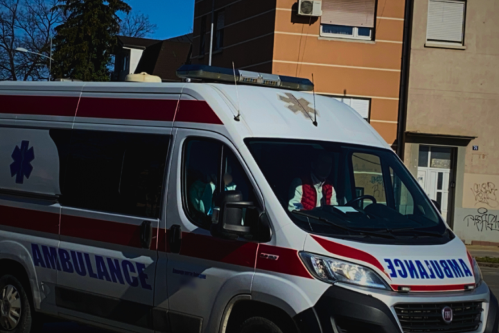 ​Kragujevac: Automobil sleteo sa puta, dve osobe povređene