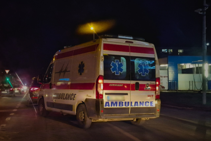 Težak udes na putu ka Guči: Automobil završio na krovu, ekipa hitne pomoći odmah stigla