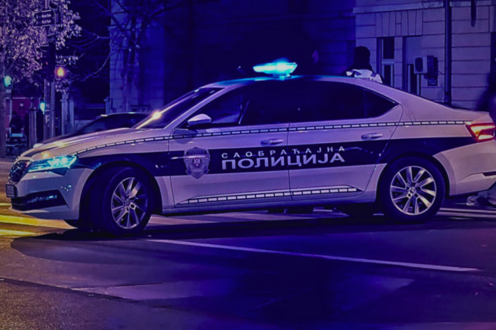 Jeziva scena na Voždovcu: Žena nakon saobraćajne nesreće ostala priklještena ispod automobila