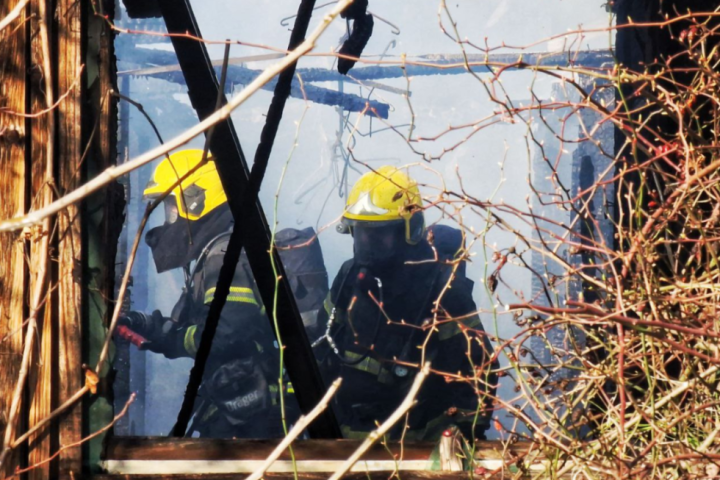 Požar u Nišu: Čovek zarobljen u podrumu