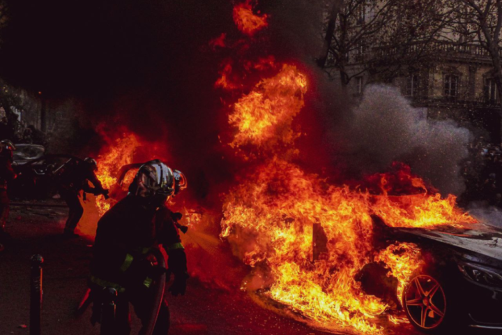 U požaru na Kritu evakuisano stotine ljudi, borba sa vatrom traje na tri fronta