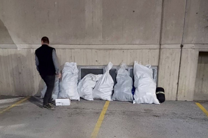KRAGUJEVAC: Pronađena veća količina zaštitne opreme - štitnika i jedna kutija sa 30 gasnih sprejeva "protect".