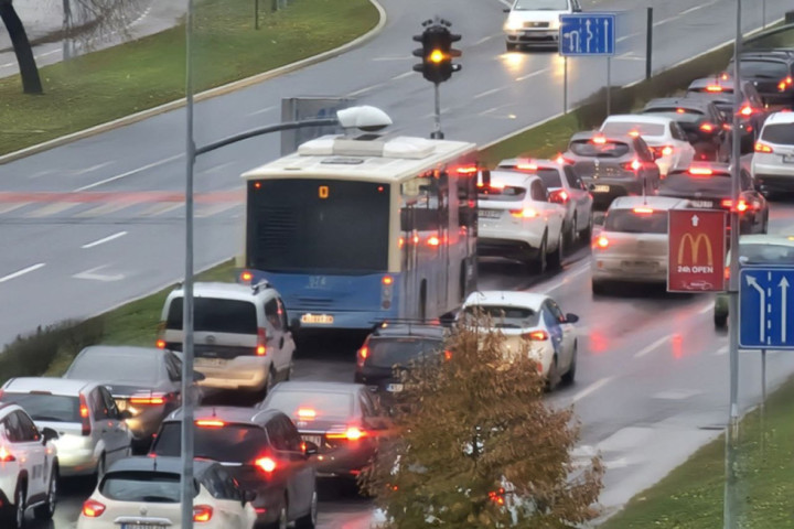 STANJE NA PUTEVIMA: Ovde možete očekivati zastoje i radove, evo koja mesta da izbegavate