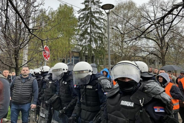 Novi Sad: Ispred OŠ "Sonja Marinković" istovremeno dva skupa roditelja