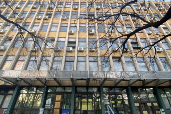 Okrivljenima za pad nadstrešnice u Novom Sadu ukinut pritvor: Dobijaju nanogice i zabranu napuštanja stana