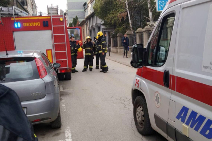 HEROJSKA AKCIJA VATROGASACA: Pet osoba spašeno iz zgrade u plamenu u Kragujevcu