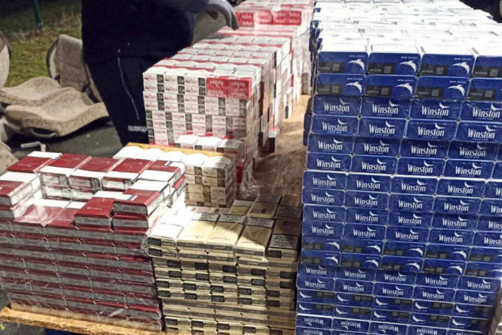 Novi Pazar: Policija u kombiju pronašla cigarete vrednosti 5,3 miliona dinara