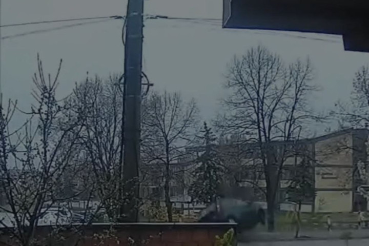 NEVEROVATAN SNIMAK IZ KRAGUJEVCA: Automobil se u punoj brzini prevrće ispred Osnovne škole (VIDEO)