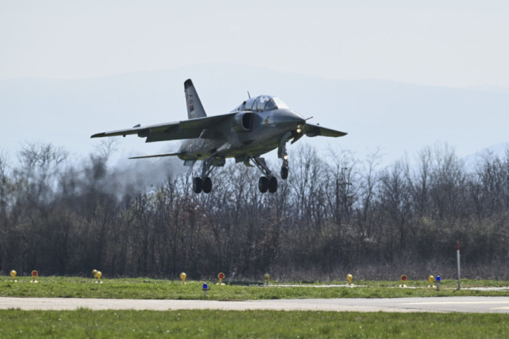Vojska Srbije: Borbena obuka pilota jurišnih aviona J-22 "Orao"