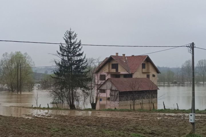 Izlio se Jadar kod Loznice i poplavljene njive: Meštani godinama unazad strepe od svake jače kiše