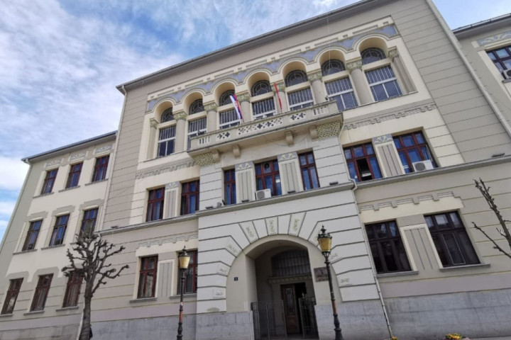 Čačak: Dojave o bombama u Gimnaziji, banci i apotekama - đaci i zaposleni odmah evakuisani