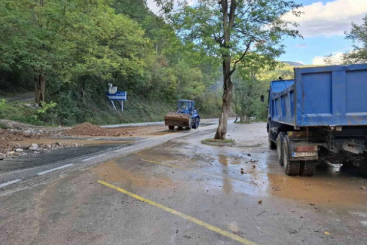 Reka Bosna u Doboju u porastu, poplavila priobalno zemljište, na području Dervente obustavljena nastava