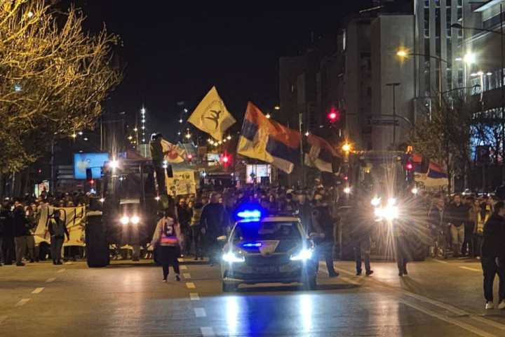 Protestna šetnja u Novom Sadu nakon napada na studente
