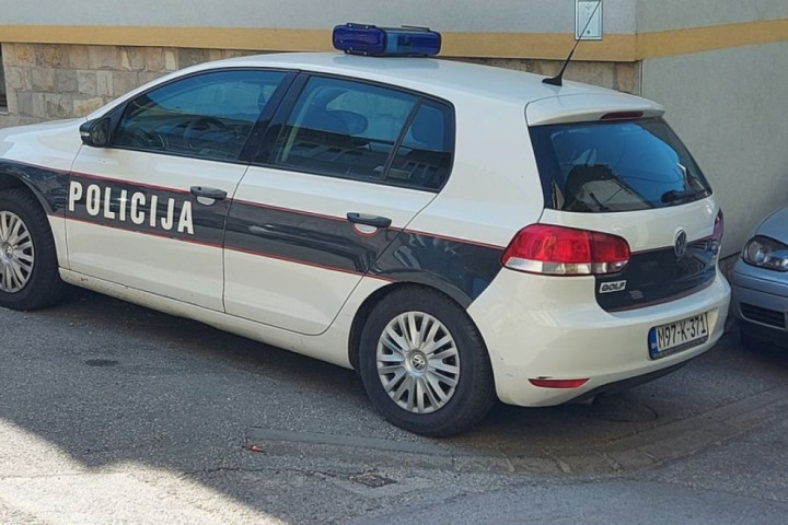 Pretučeni učenici iz Novog Sada u Sarajevu: Huligani nasrnuli na njih ispred pozorišta
