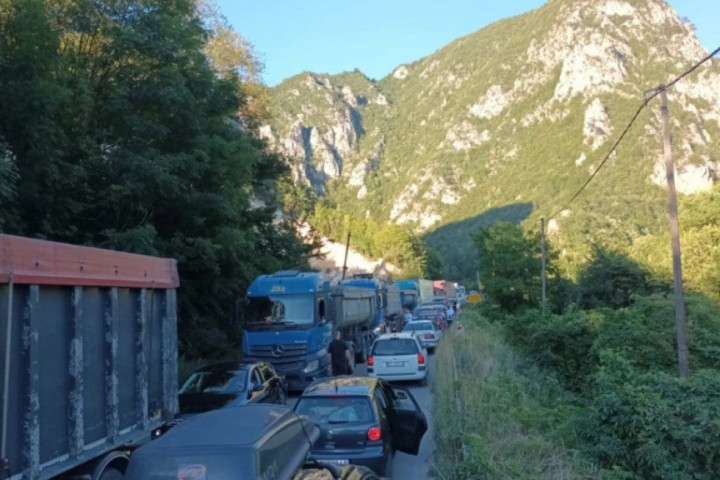 Ogromna saobraćajna gužva na graničnom prelazu Dobrakovo, kilometarska kolona vozila