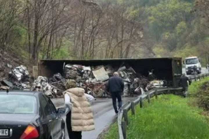 Obustava saobraćaja na putu Kraljevo-Raška, prevrnuo se kamion