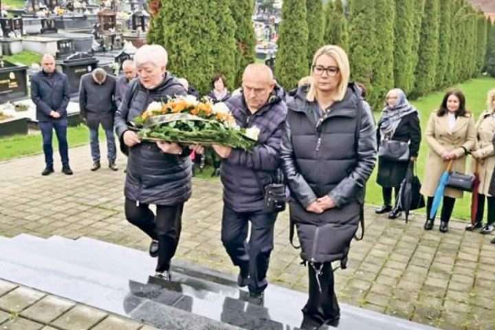 Pa­ra­stos Sr­bi­ma či­ja su te­la eks­hu­mi­ra­na iz ma­sov­ne grob­ni­ce u Mrkonjić Gradu