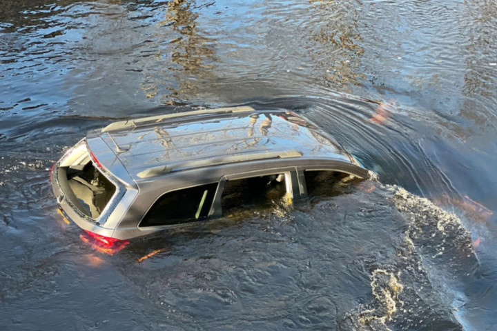 Automobil sleteo u reku Vardar: U njemu bilo nekoliko osoba, poznato u kom su stanju