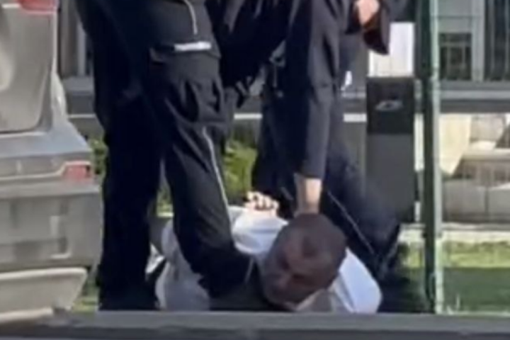 Ovo je advokat koji je napao policiju u Novom Sadu