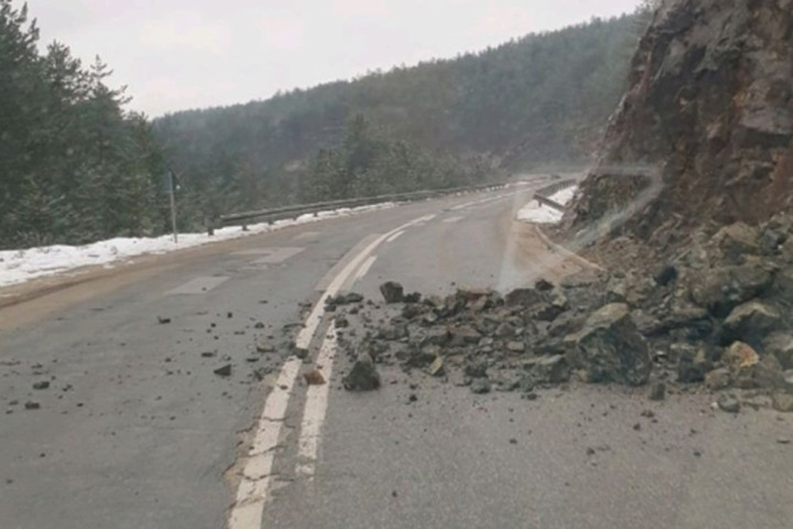 AMSS upozorava vozače: Može doći do odrona i nanosa, a evo gde se očekuju zadržavanja