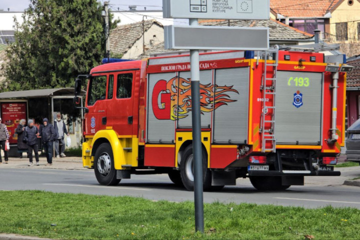 Muškarac u Petrovaradinu pretio da će skočiti sa zgrade, sprečila ga policija