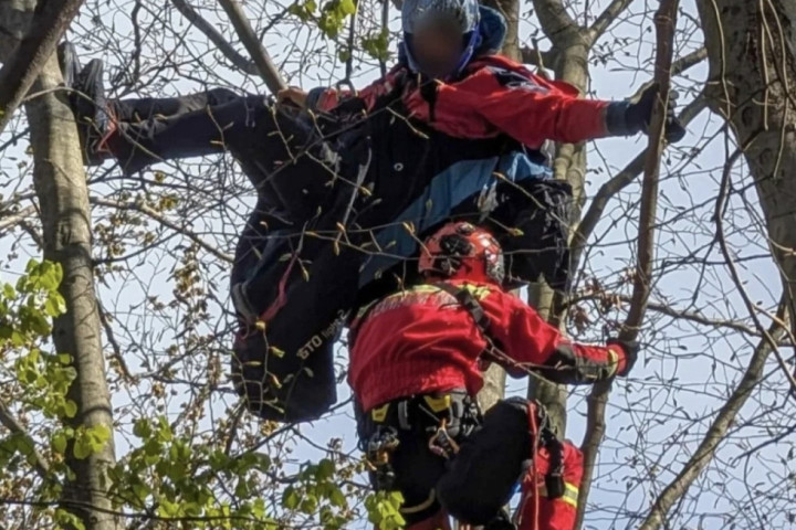 Pilot paraglajdera pao na drveće na Fruškoj gori pa se zaglavio, usledila je velika akcija spasavanja od strane GSS
