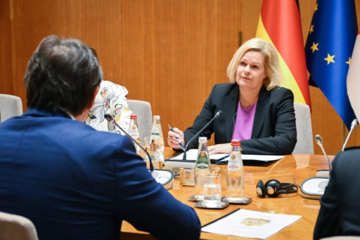 Nemački novinar osuđen na 7 meseci uslovno zbog ruganja ministarki