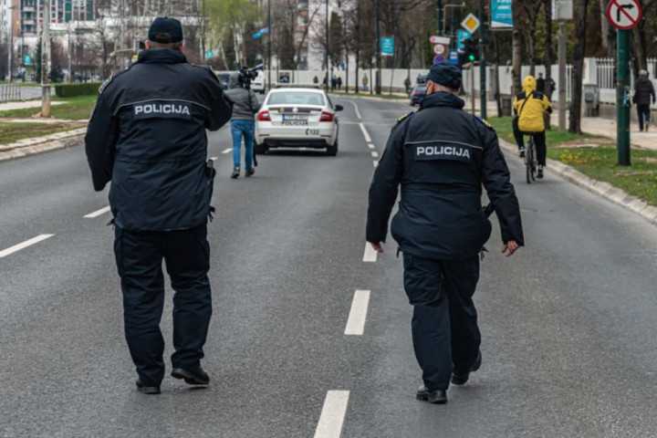 Dve strankinje napale prodavačicu u kisoku na Grbavici: Tukle je bokserima