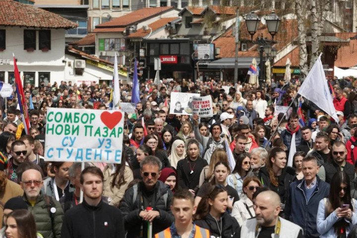 Studenti i građani Novog Pazara počeli protest ispred policijske uprave