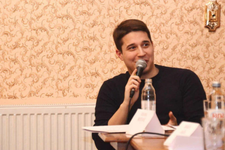 Urednik portala 021 napadnut u Novom Sadu tokom okupljanja za odlazak na miting u Beograd