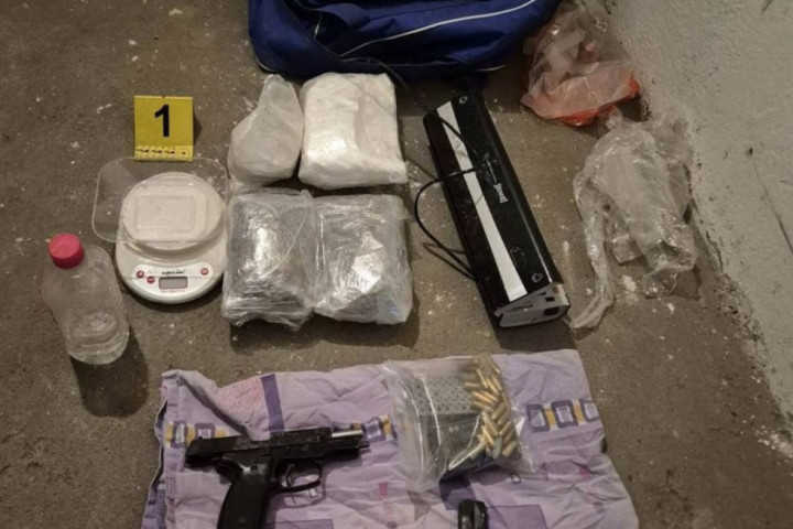 Velika akcija policije u Novom Sadu: Zaplenjeno 16 kg kokaina i marihuane i velika količina amfetaminskog ulja