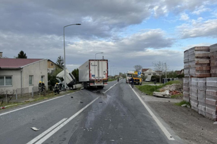Teška nezgoda na putu Novi Sad-Bačka Palanka: Dvoje stradalih u direktnom sudaru kamiona i automobila