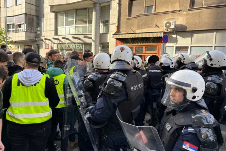 Blokada RTS: Kordon policije se povukao posle koškanja i guranja u Ilije Garašanina