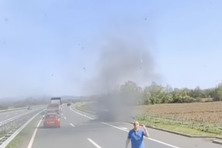 Citroen planuo u vožnji na autoputu ka Čačku: Gust dim blokirao saobraćaj