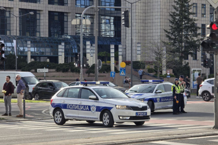 Potpuno obustavljen saobraćaj na Mostu Slobode u Novom Sadu: Ponovo došlo do pucanja betonskih nosača za bandere