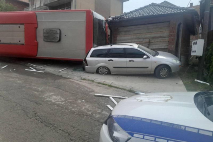 Prevrnut autobus u Aleksincu: U toku je izvlačenje