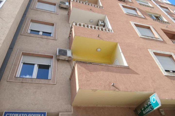 Novi Sad: Betonski deo sa zgrade na Detelinari pao na ženu