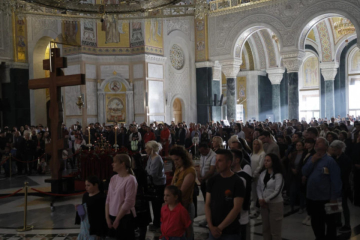 U Hramu Svetog Save izneta plaštanica, vernici je celivali