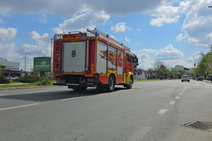 Požar na putu ka Ribarskoj Banji na otvorenom