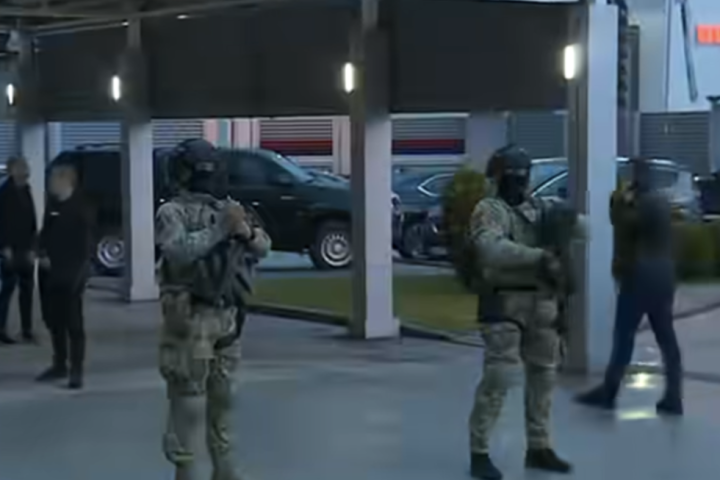 Pripadnici Žandarmerije naoružani ispred zgrade u kojoj je Dodik: Prvi snimak iz Istočnog Sarajeva