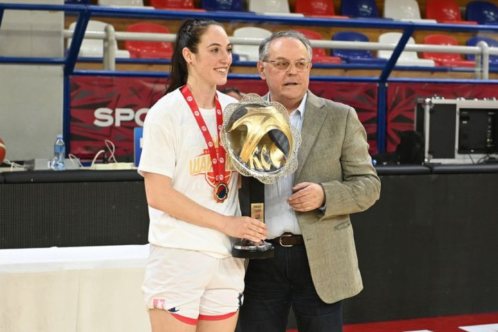 Zvezda šampion, Nebojša Čović predao pehar