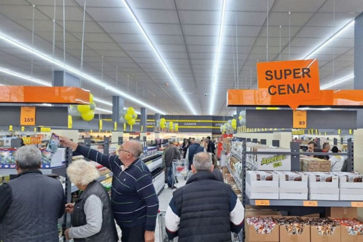 Mleko 90, pile 250, pirinač 150, čokolada od 300 grama 300 dinara: Ovo su cene u novom lancu marketa u Srbiji