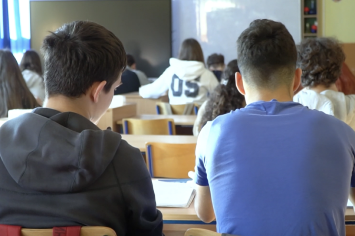 Učenici osmih razreda polažu probni test iz matematike