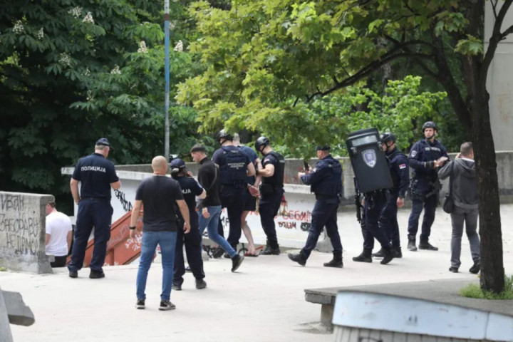 Policija upala u stan u Rakovici, izveli muškarca koji je isekao vene na terasi