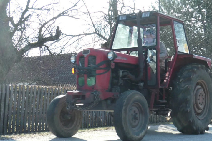 Dragačevo: Mlađi muškarac nastradao u svojoj garaži dok je kačio priključnu mašinu na traktor