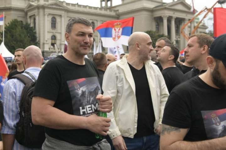 Proslavljeni rukometaš Vlada Mandić reagovao tokom incidenta ispred Skupštine Srbije