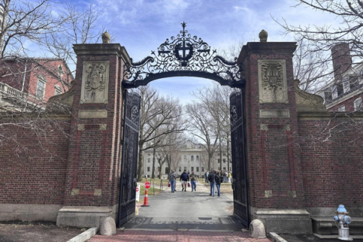 Trampova administracija zamrzava milijarde dolara u istraživačkim grantovima za Harvard