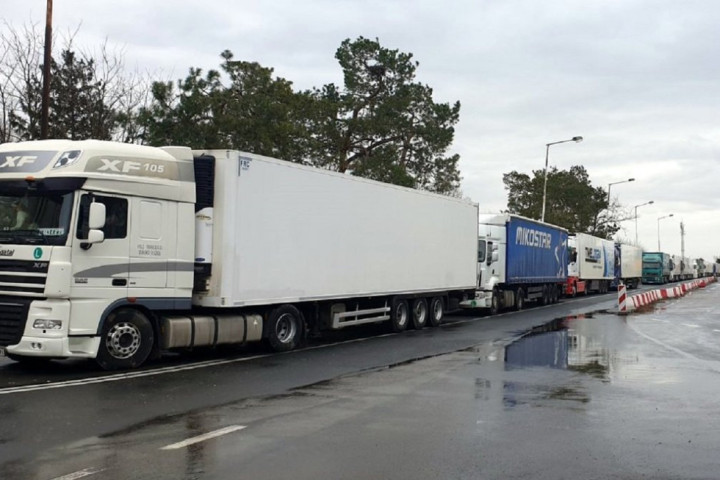 Dobra prohodnost puteva, teretnjaci na Batrovcima čekaju dva sata, na Šidu sat