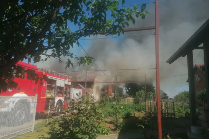 Surčin: Požar zahvatio radionicu boja i lakova, komšije u strahu od širenja